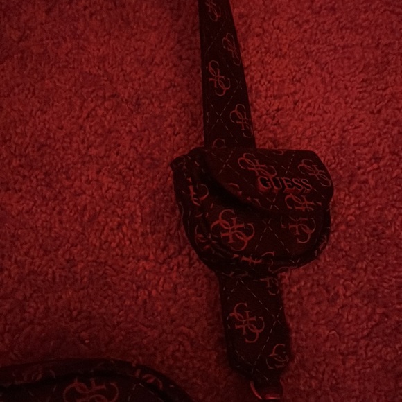A guess bag, brand new. Still has tags and packaging inside - Picture 4 of 7